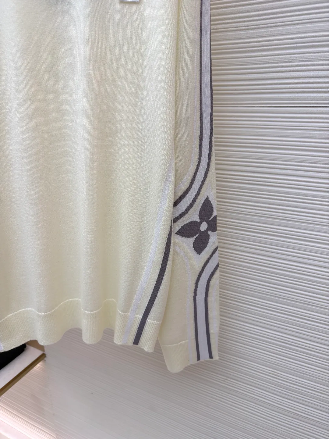 LOUIS VUITTON SKI ski series letter arm floral sweater ●Original version: purchased and developed by 14372 ●Item number: 1681678-A95 ●Fabric: wool blended fabric ●Technology: jacquard knitting ●Color: off-white ●Version: fitted version ●Weight: about 540 grams ●Size: S-M-L-XL ●Description: This knitted sweater is made of high-count combed wool and cashmere blended fabric. It has undergone multiple worsts spinning processes to ensure that the fiber is soft and not easy to pill. The ready-made garments use computerized flat knitting jacquard technology to precisely weave the brand's iconic Monogram pattern and geometric line patterns on both sides of the sleeves, creating clear layers and a strong three-dimensional effect. The LV embroidery on the chest uses precision flat embroidery technology, and the stitching is even and delicate, integrating with the body. The collar, cuffs and hem are all ribbed and have moderate elasticity, which not only ensures wearing comfort but also effectively prevents deformation. The overall tailoring follows ergonomics, and the fit is loose yet stiff. After multiple fitting adjustments, it ensures free movement. The dyeing process uses environmentally friendly reactive dyes, which have soft colors and are not easy to fade. At the same time, strict washing and color fixing treatments make the clothes feel smoother. From yarn selection to garment completion, every step undergoes strict quality inspection to ensure high quality and durability. The overall wiring is straight and delicate, the fabric is comfortable and soft, and the color is consistent without color difference. It can be matched with the same style to create a fashionable look and control various occasions. Customized accessories, complete with three standards, same style for men and women!